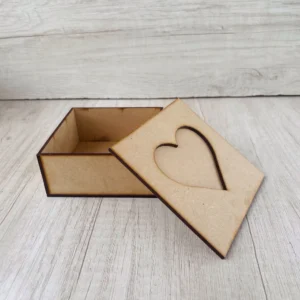 caja corazón en la tapa