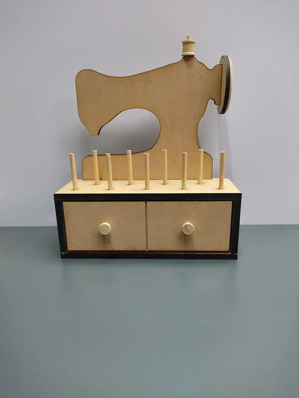 Máquina de coser grande con gaveta